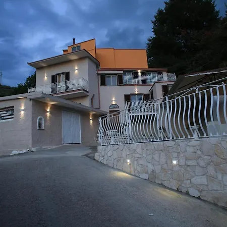Micanto - Parcheggio Gratuito - Vicino Pompei فندق مبيت وإفطار Casola di Napoli